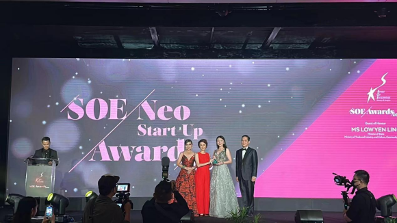 图为创始人郭瑞娟荣获新加坡企业家精神奖,部长颁奖现场