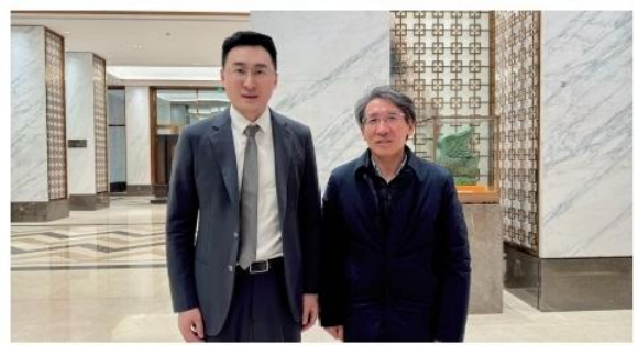 郭聃洋博士与薛其坤院士(南方科技大学校长、中国科学 院院士、国家最高科学技术奖获得者)