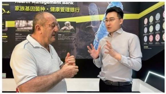 郭聃洋博士与S. 舍甫琴科教授(圣彼得堡巴甫洛夫实验医 学研究所所长、原俄罗斯联邦卫生部第一副部长)